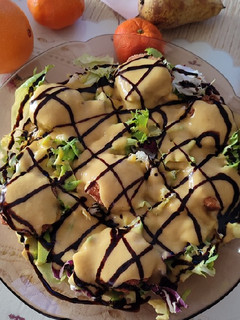 Una foto de Ensalada con queso de cabra, aguacate y salsa de mango