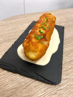 Una foto de Cordón Blue de pollo en cama de salsa Roquefort