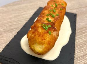 Foto principal de Cordón Blue de pollo en cama de salsa Roquefort