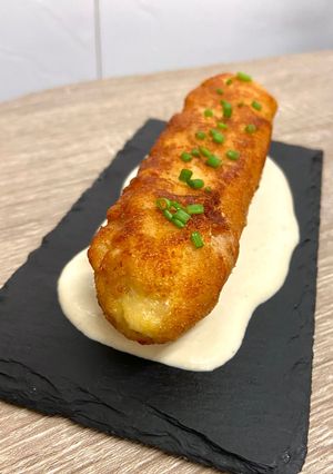 Una foto de Cordón Blue de pollo en cama de salsa Roquefort