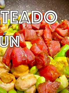 Una foto de Atún Rojo 🐟 Salteado con Aguacate 🥑