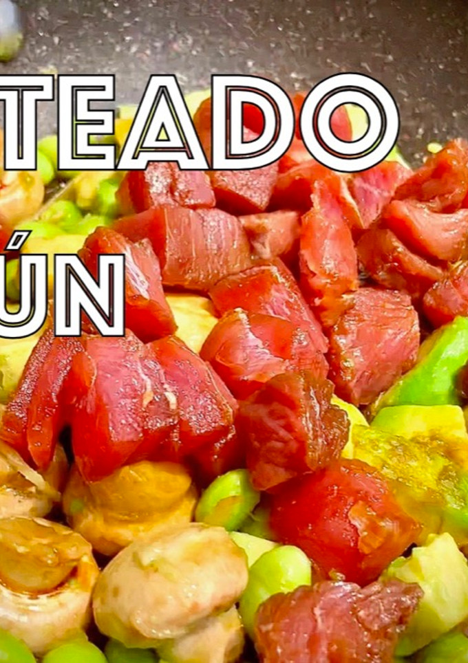 Una foto de Atún Rojo 🐟 Salteado con Aguacate 🥑
