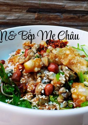 Hình của món Cơm Hến Huế.