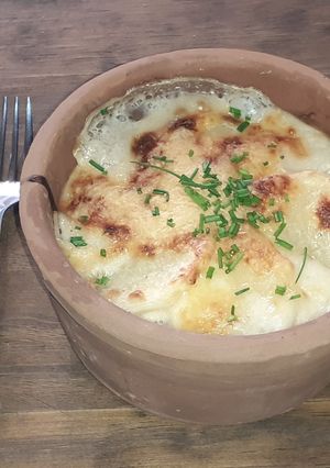 Una foto de Pastel de Repollitos de Brusela, papa y salsa blanca