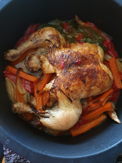 Una foto de Pollo con verduras al horno