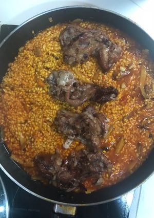 Una foto de Arroz con manitas de cerdo y setas