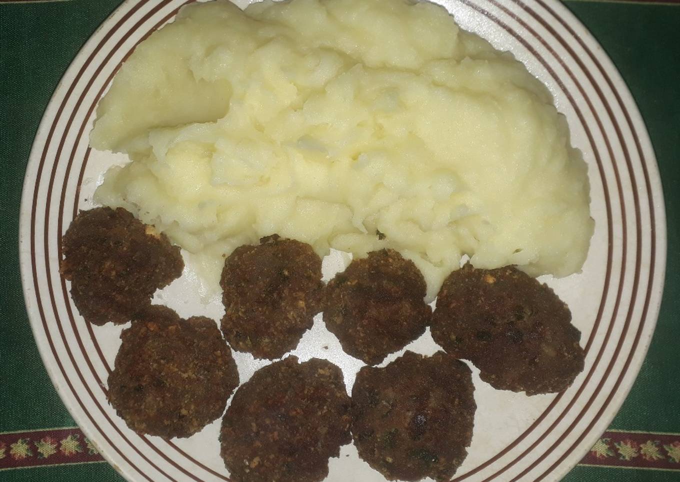 Albóndigas fritas con puré de papas