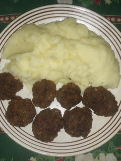 Una foto de Albóndigas fritas con puré de papas