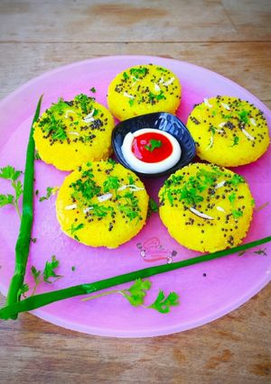 इन्स्टंट वाटी ढोकळा (dhokla recipe in marathi) रेसिपी चे मुख्य फोटो 