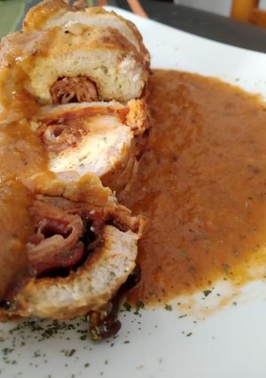 Una foto de Lomo relleno con salsa de verdura