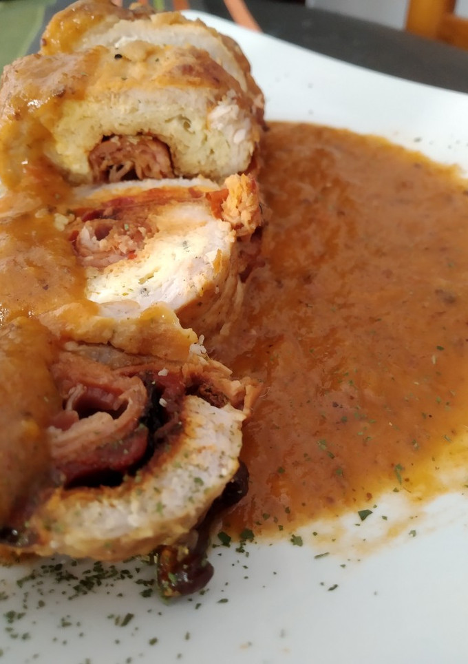 Una foto de Lomo relleno con salsa de verdura