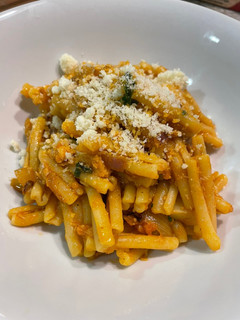 Una foto de Pasta con atún cebolla y albahaca