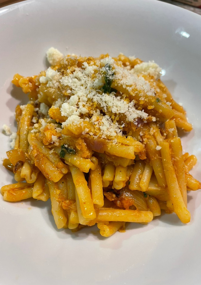 Una foto de Pasta con atún cebolla y albahaca