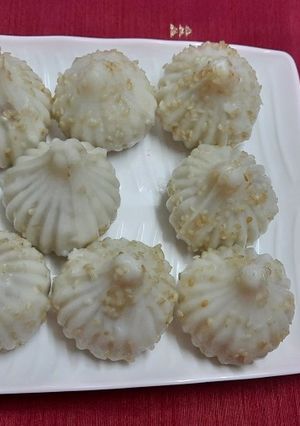 तिळाचे मोदक (tilache modak recipe in marathi) रेसिपी चे मुख्य फोटो 