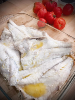 Una foto de Dorada al limón sobre cama de patatas