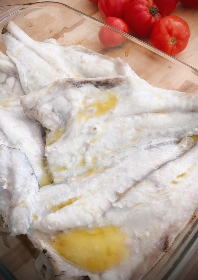 Una foto de Dorada al limón sobre cama de patatas