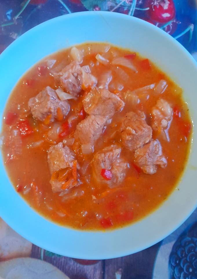 Гуляш з лопатки з овочами в мультиварці