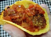 Una foto de polenta, cebolla, pure de tomate