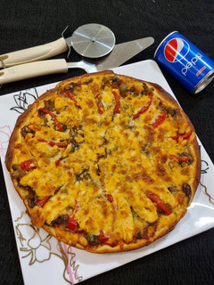 عکسی از دستور پیتزا مرغ و قارچ (چالش جعبه اسرار آمیز🎁)مواد،: آرد،مرغ، پیاز ،پنیر