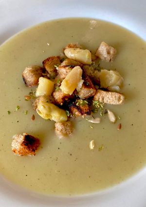 Una foto de Crema de espárragos blancos y menta