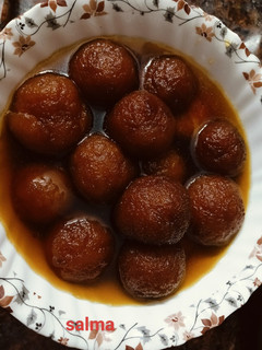 A picture of Gulab Jamun.