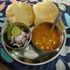A picture of Puriii chole.