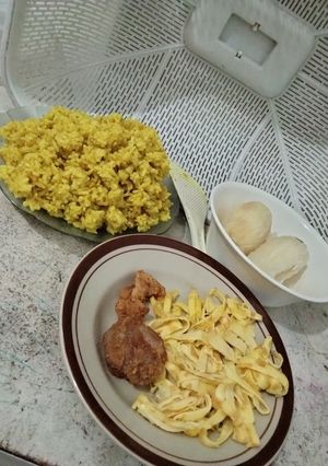 Foto resep Nasi kuning bumbu racik ayam goreng