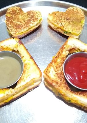 ચીઝ બટર તવા સેન્ડવીચ (Cheese Butter Tawa Sandwich Recipe In Gujarati) રેસીપી મુખ્ય ફોટો