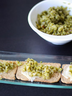 Una foto de Tostas con encurtidos