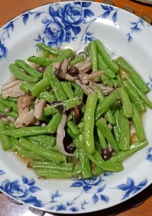 四季豆炒鴻禧菇 的食譜成品照片