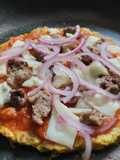 "Pizza" con base de coliflor al sartén🍕🧀🍖🥫🍅