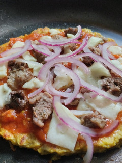 Una foto de "Pizza" con base de coliflor al sartén🍕🧀🍖🥫🍅