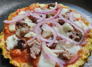 Una foto de "Pizza" con base de coliflor al sartén🍕🧀🍖🥫🍅