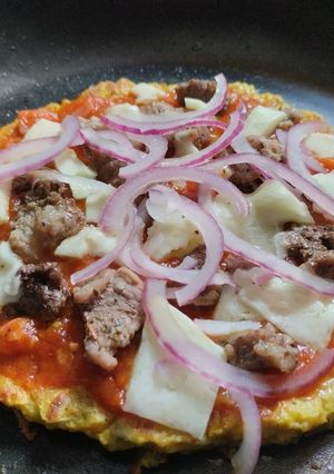 Una foto de "Pizza" con base de coliflor al sartén🍕🧀🍖🥫🍅