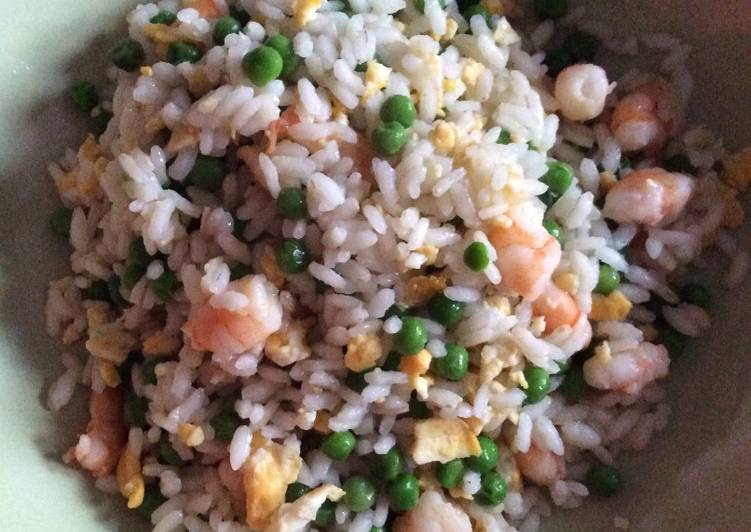 Riso alla cantonese con gamberi