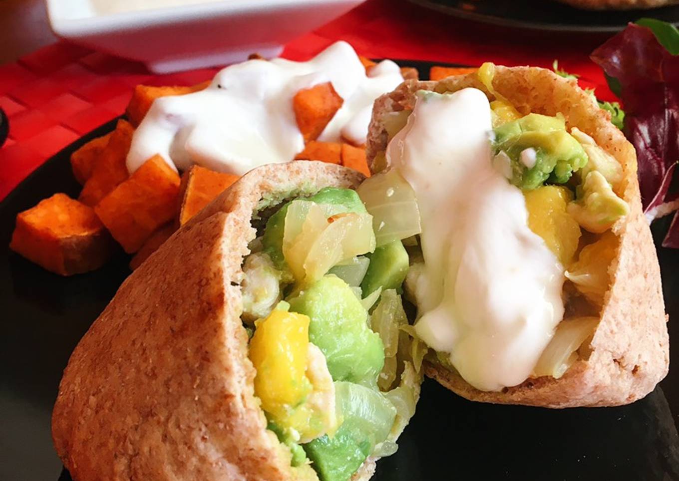 Pitas integrales de pollo con mango, aguacate y salsa de yogur