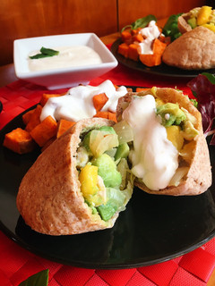 Una foto de Pitas integrales de pollo con mango, aguacate y salsa de yogur