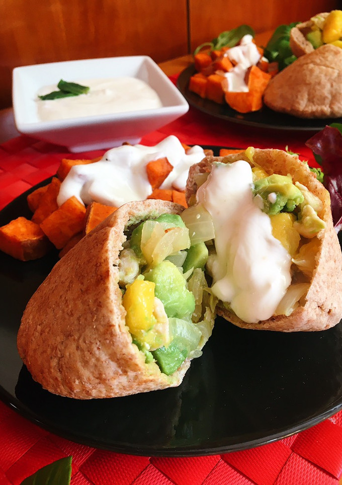 Una foto de Pitas integrales de pollo con mango, aguacate y salsa de yogur