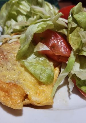 Una foto de Omelette de queso y ensalada mixta