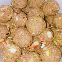 A picture of Dry fruit ladoo.