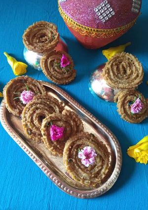 सिंघाड़ा आटा चकली (Singhara aata chakli recipe in Hindi) रेसिपी मुख्य फोटो