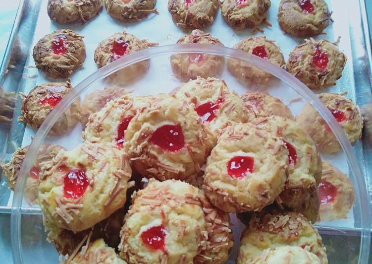 Bagaimana Membuat Strawberry thumbprint cookies yang Sempurna