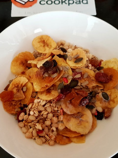 A picture of My Granola & Banana Crisps. 💙.