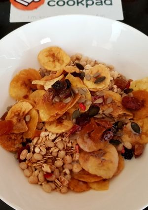 A picture of My Granola & Banana Crisps. 💙.