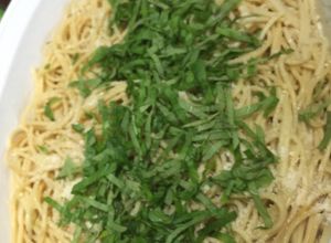 Una foto de Pasta con Albahaca y Parmesano