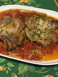 Côtes de porc aux tomates, ail rose et fanes de navets