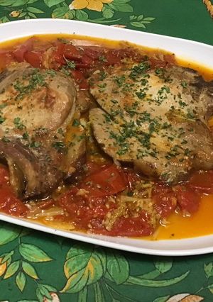 Une photo de Côtes de porc aux tomates, ail rose et fanes de navets