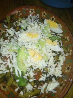 Una foto de Ensalada de verduras con huevo queso y aguacate a la mario.s