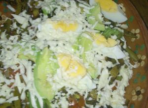 Una foto de Ensalada de verduras con huevo queso y aguacate a la mario.s