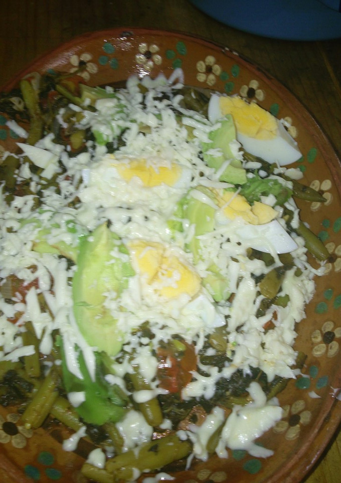 Una foto de Ensalada de verduras con huevo queso y aguacate a la mario.s